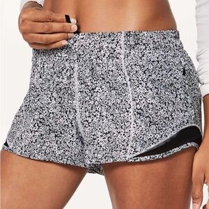 Lululemon low rise hotty hot shorts ll size 6 regular 2.5” daisy black and white